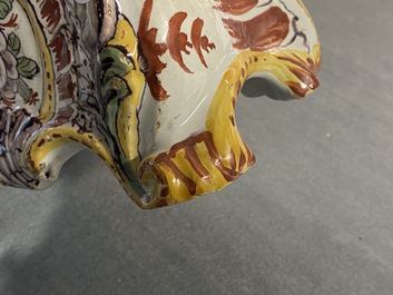 Een polychrome Delftse zakhorlogehouder, 18e eeuw